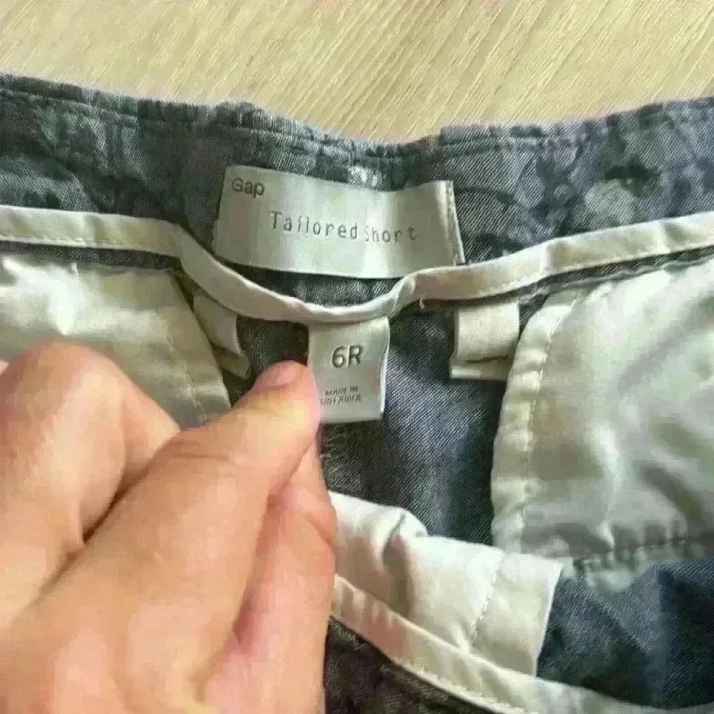 GAP Tailored Short Blue Chambray Floral Print 3.5" Shots Size 6R - Picture 3 of 3